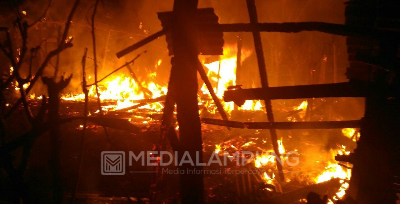 Diduga Akibat Korsleting, Rumah Warga Kampung Jawa Ludes Terbakar