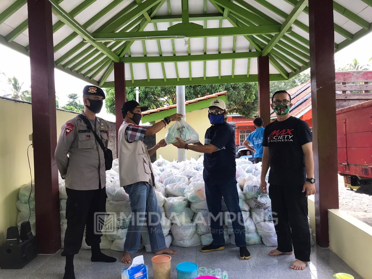 Tim Yozi Rizal Bagikan Bantuan Sembako dari Gugus Tugas Provinsi