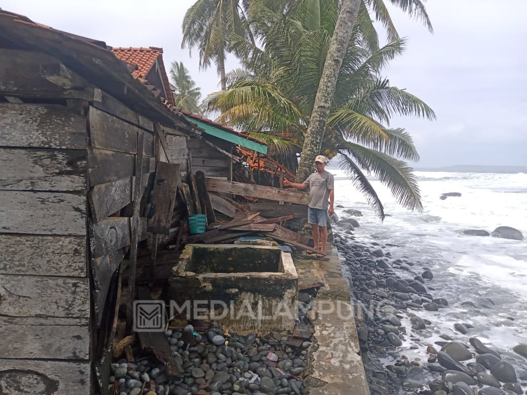 Gelombang Tinggi Terjang Tiga Pekon di Pesisir Utara