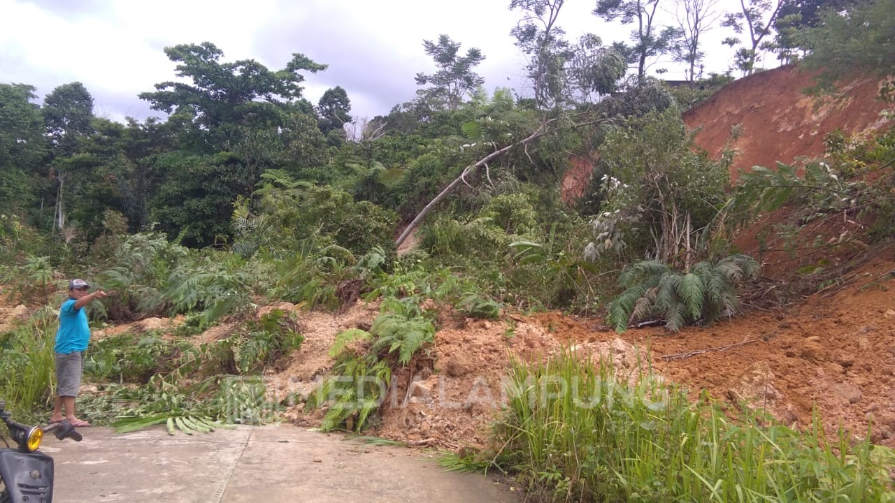 Diterjang Longsor, Akses Sukabumi-Suoh Lumpuh Total