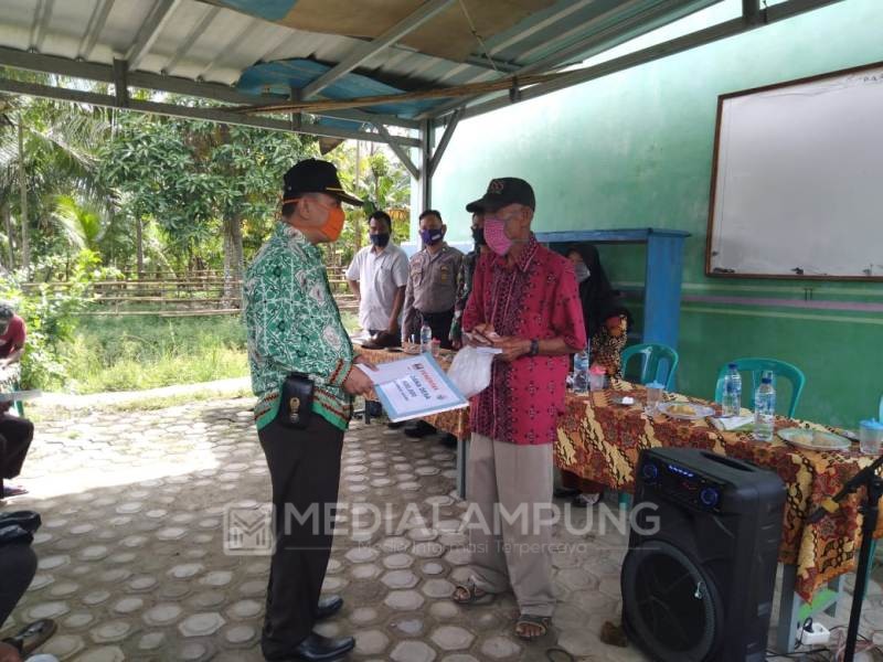 Sumber Agung Serahkan BLT-DD Untuk 58 KPM