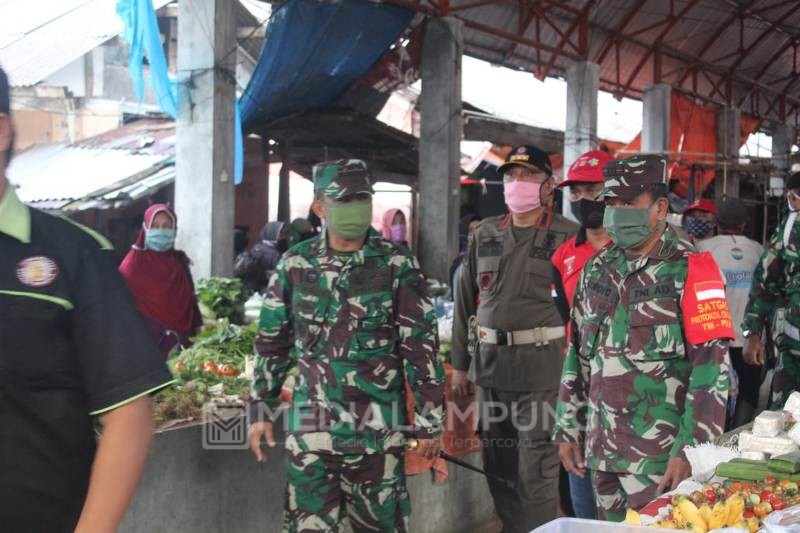 Terjunkan Satu Peleton Anggota, Dandim dan Kapolres Lambar Pimpin Operasi Gaplin Kesehatan di Pasar Liwa
