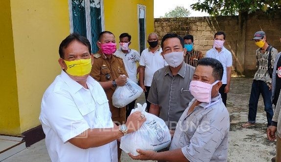 Anggota DPRD Lampung Bagikan Bantuan Covid-19 di Lamtim