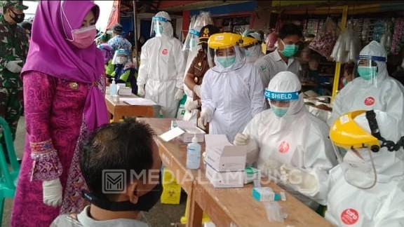 Bupati Tanggamus Tinjau Rapid Test Massal di Pasar Kotaagung
