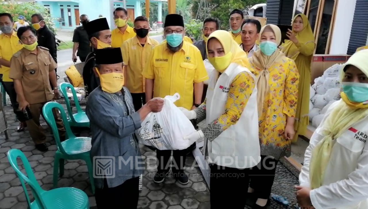 Ketua II PG Lampung Riana Sari Beri Bantuan Sembako Kepada Masyarakat Lamsel