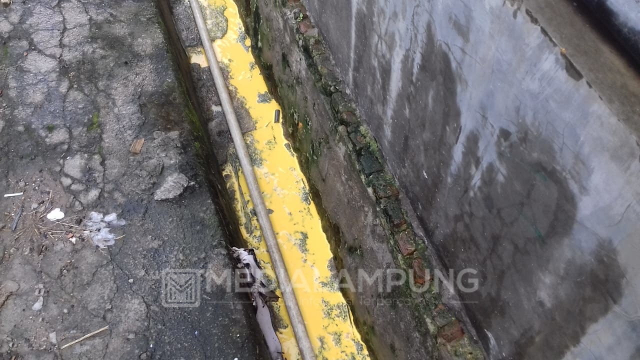 Warga Keluhkan Limbah Cat Cemari Sungai Penengahan