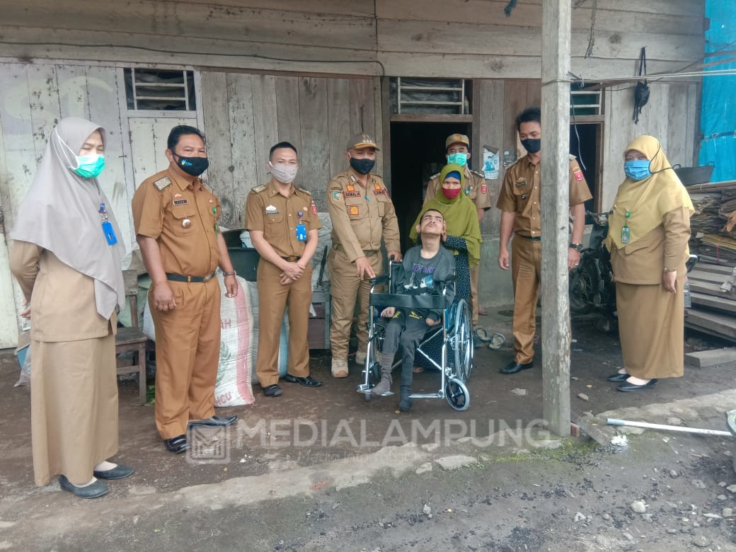 Penyandang Disabilitas di Pekon Watas Terima Bantuan Kursi Roda 