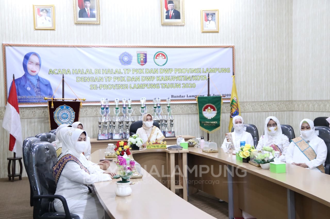 Riana Sari Ikut Virtual Meeting Halalbihalal Idul Fitri 1441 H Bersama Tim PKK Kabupaten/Kota