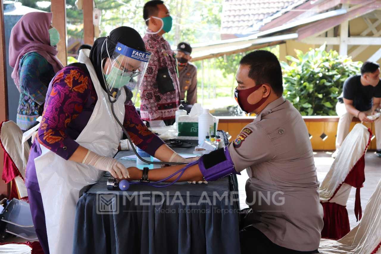 Sambut HUT Bhayangkara ke-74, Polres Lambar Gelar Baksos Donor Darah