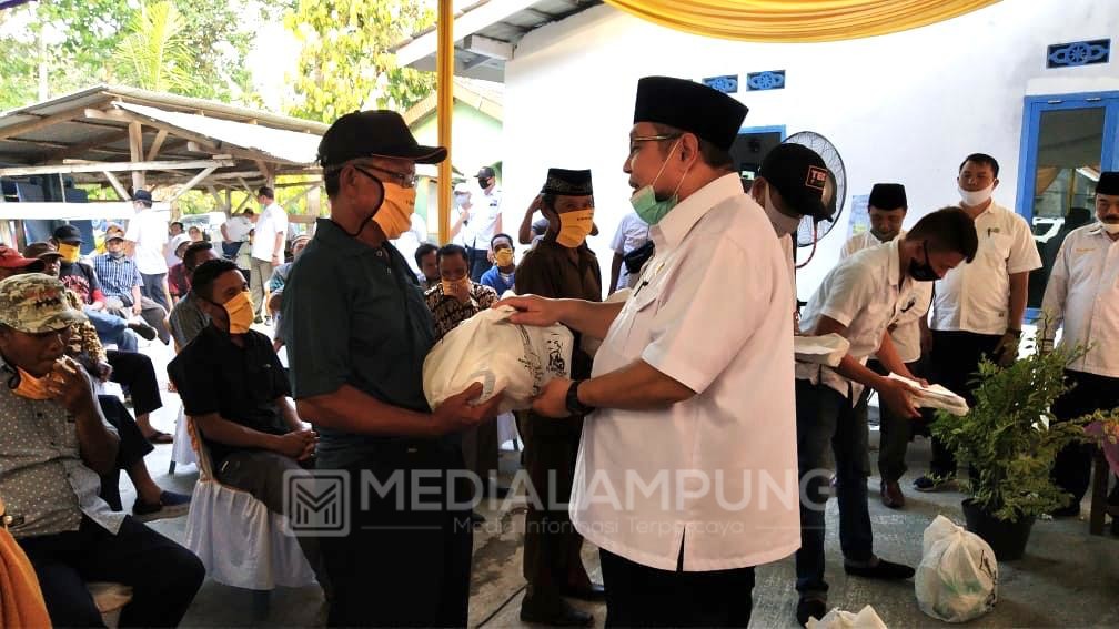 Ketua Komisi IV DPRD Lampung Beri Santunan Untuk Warga Lamsel