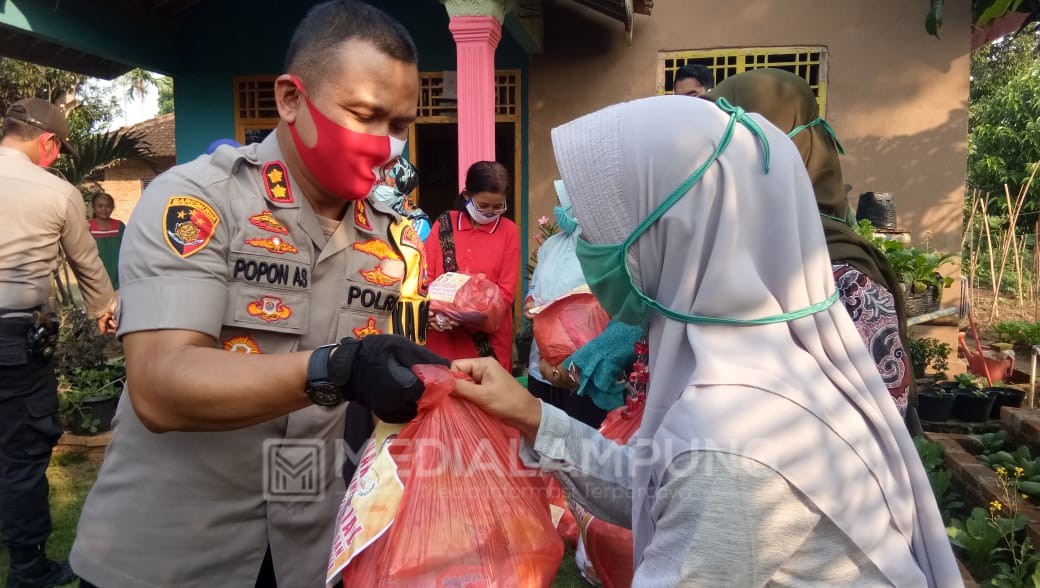 Sambut HUT Bhayangkara, Polres Lamteng Bagikan 2.200 Paket Sembako 