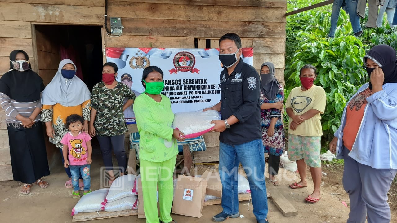 HUT Bhayangkara Ke-74, Polsek Balikbukit Salurkan 168 Paket Sembako 