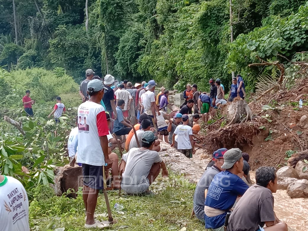 Tanah Longsor Timbun Jalan hingga Jaringan Irigasi