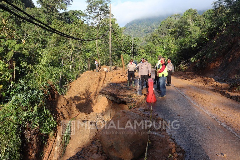 Sudah Dua Pekan Amblas, Jalur Liwa-Krui Belum Ditangani 