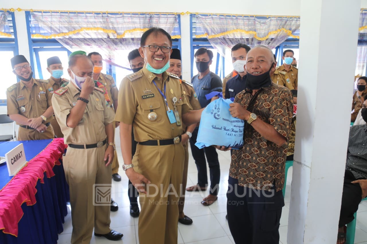 Ribuan Masyarakat Karyapenggawa-Waykrui Terima Sembako