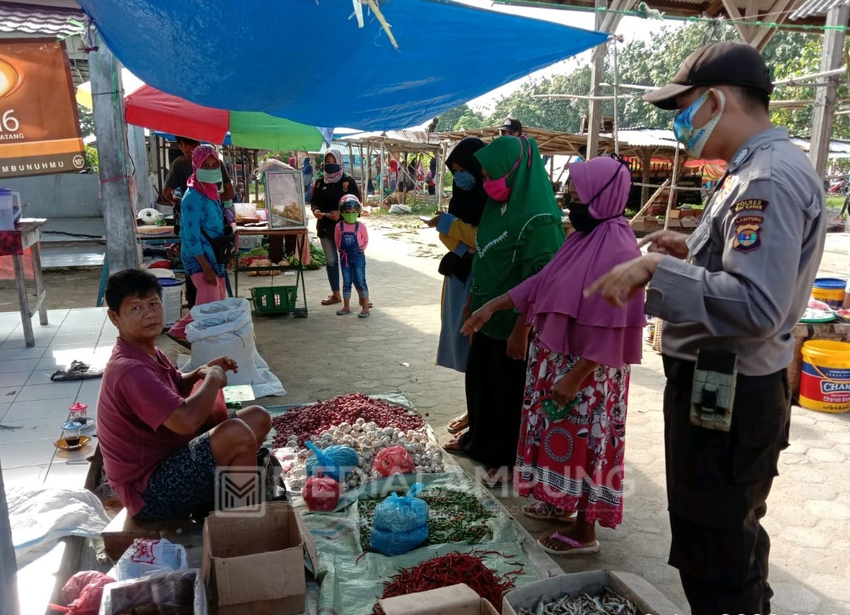 Cegah Penularan Covid-19, Polsek Way Tuba Edukasi Masyarakat