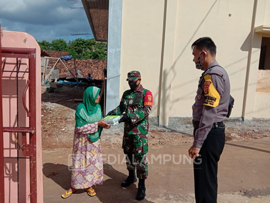 Babinsa Koramil TkT Bagi Nasi Kotak untuk Kaum Dhuafa, Janda-Anak Yatim 