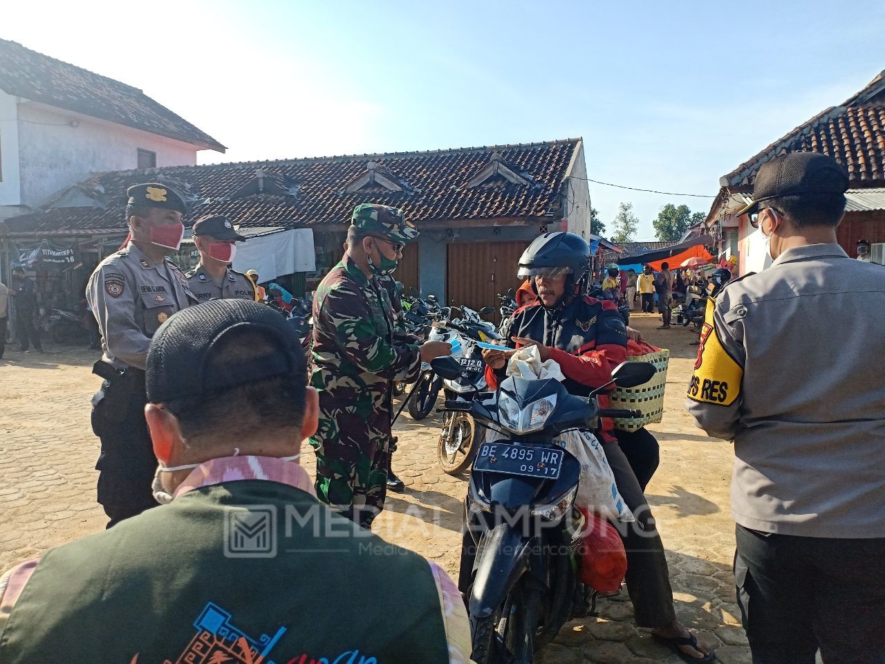 TNI-Polri Lakukan Penertiban Protokol Kesehatan di Pasar Blambangan Umpu 