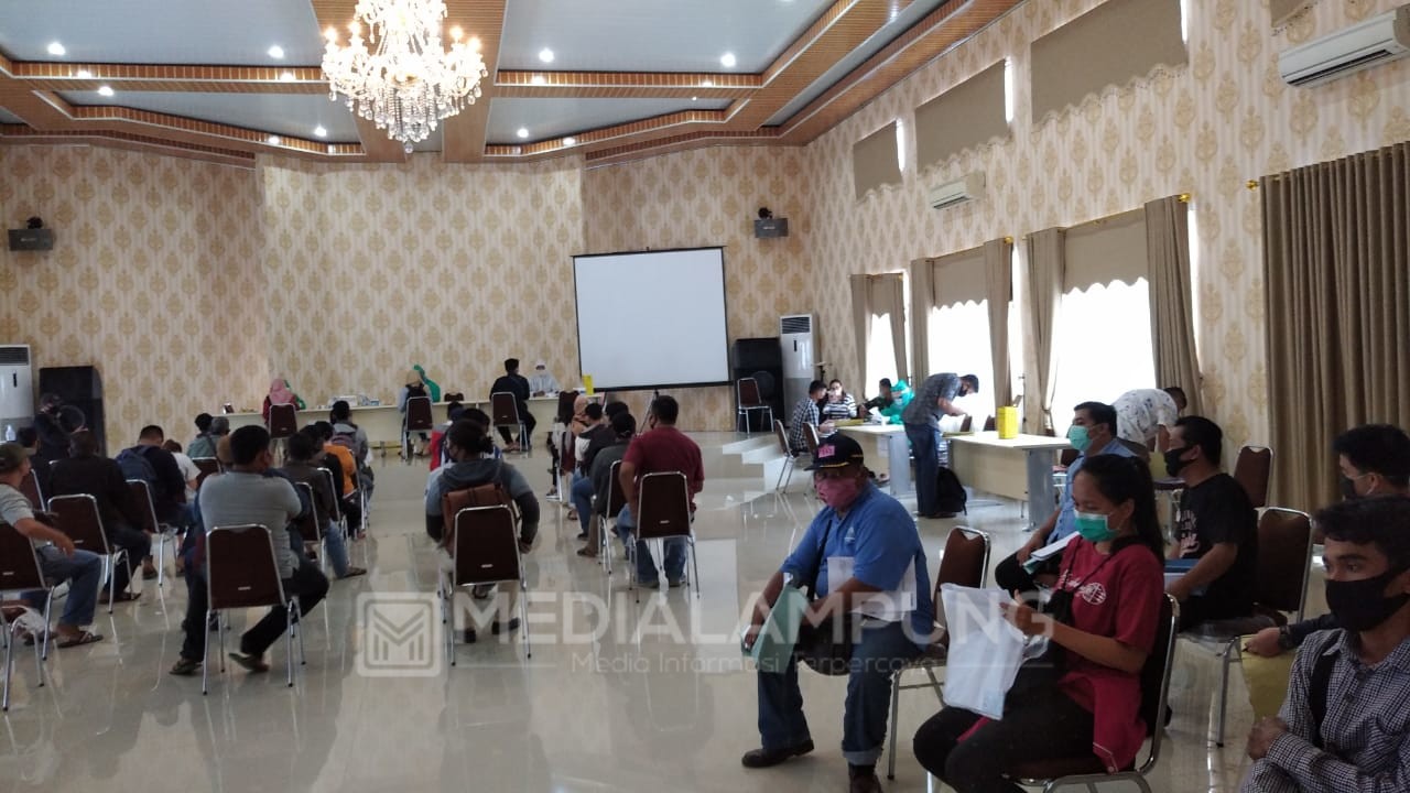 Aula Dinkes Lampung Masih Padat Antre Pembuat Suket Bebas Covid-19