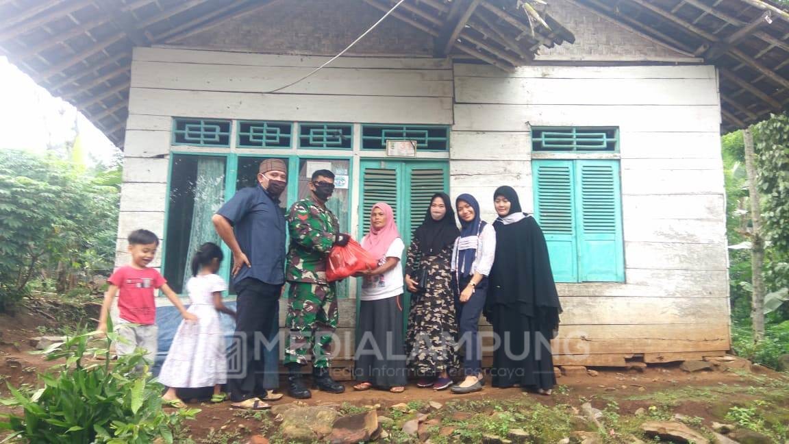 Komunitas Jumat Peduli Bagikan Bantuan Sembako untuk Warga Kurang Mampu