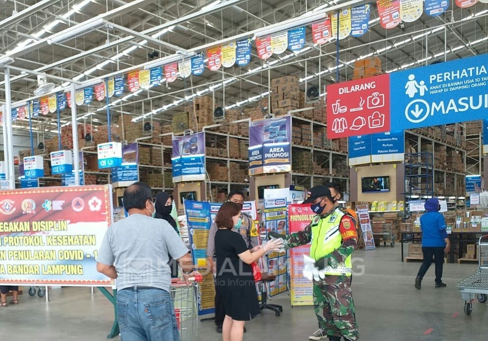 Personel Gabungan Koramil 410-06/KDT Terus Pantau Disiplin Protokol Kesehatan Covid-19