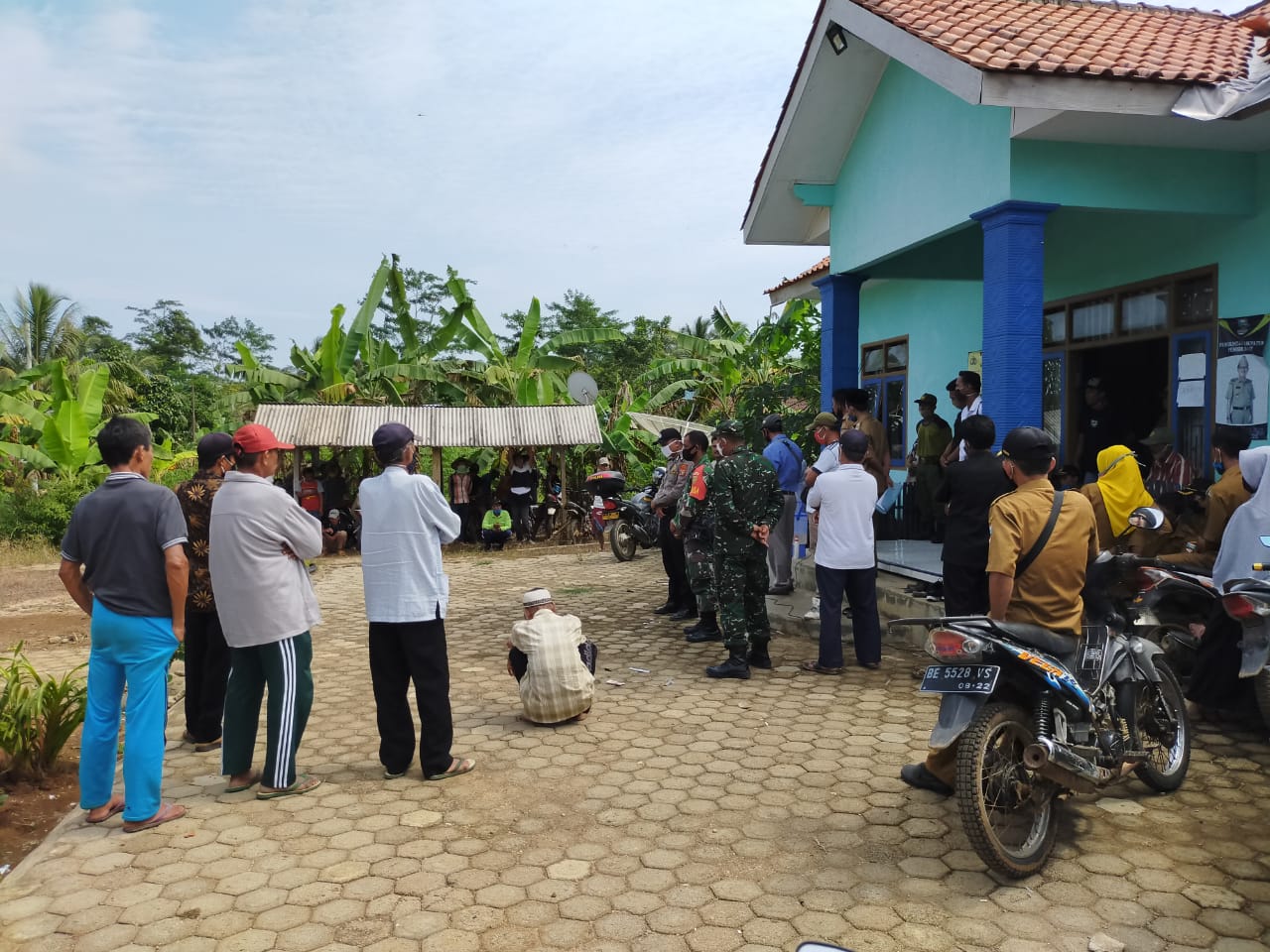 Pertanyakan Realisasi KWh Listrik, Puluhan Warga Bumi Ratu Geruduk Balai Pekon