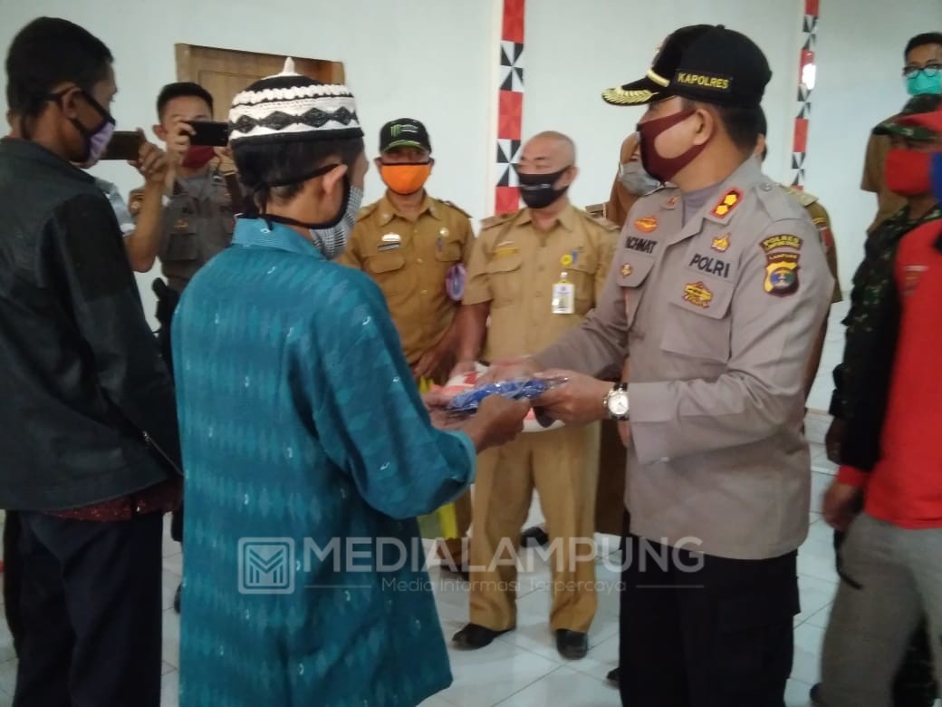 Kapolres Lambar Salurkan Bantuan Sembako Sekincau 