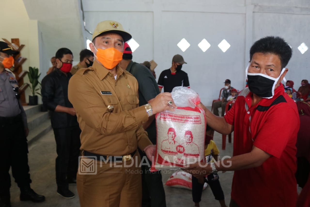 Parosil Salurkan Bantuan Beras dan Sarden Kepada 2.173 Warga Kecamatan Waytenong 