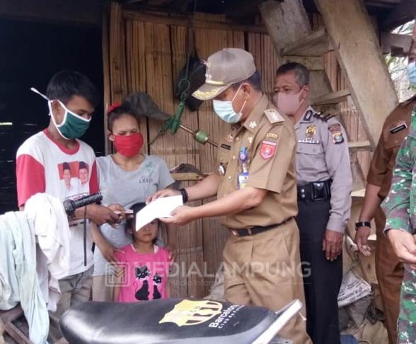 Camat dan Kapus Hadiri Penyaluran BLT-DD Periode 2 Pekon Sukajadi