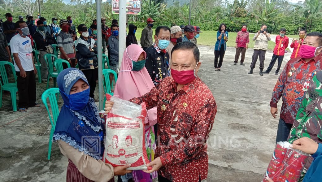 Mad Hasnurin Salurkan Bantuan Sembako di Airhitam