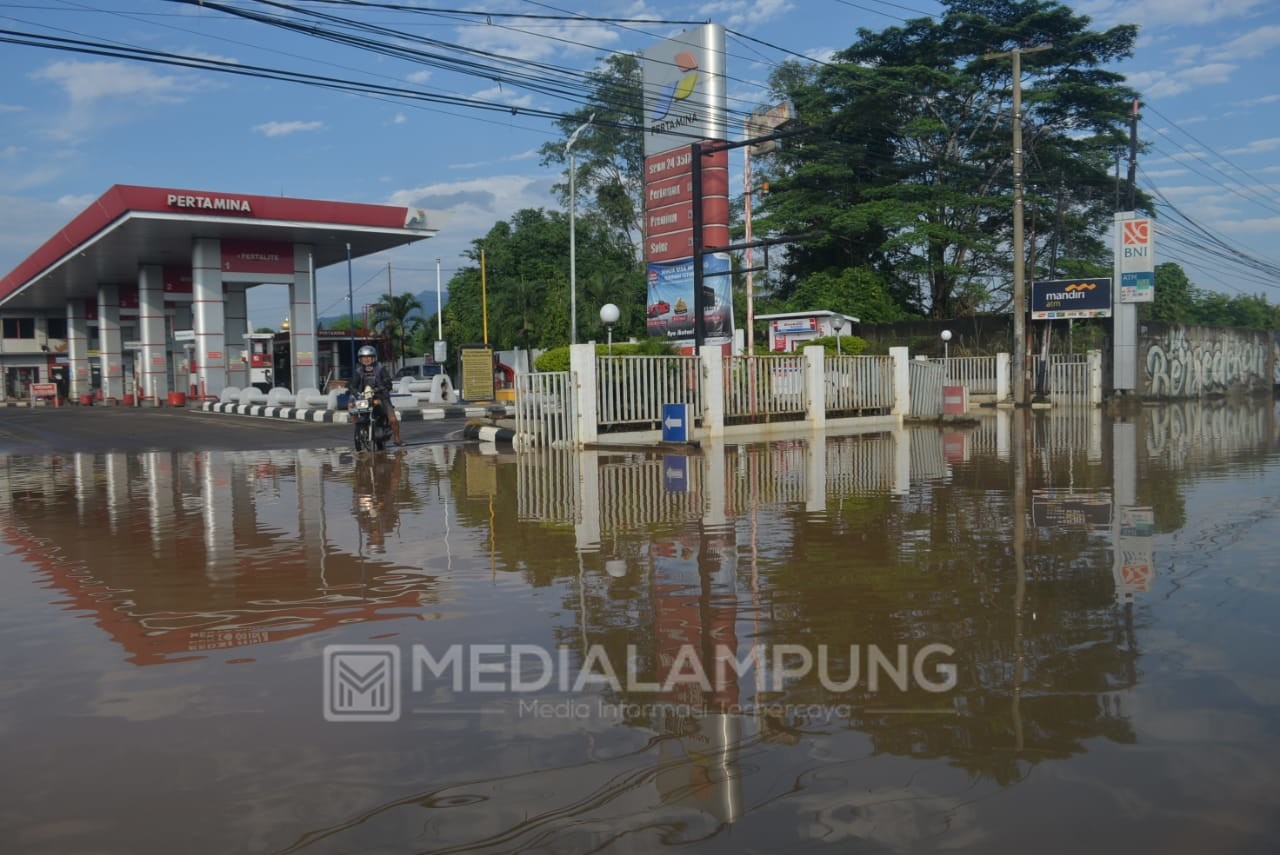 Basarnas Lampung Bersama Tim SAR Evakuasi Korban Banjir