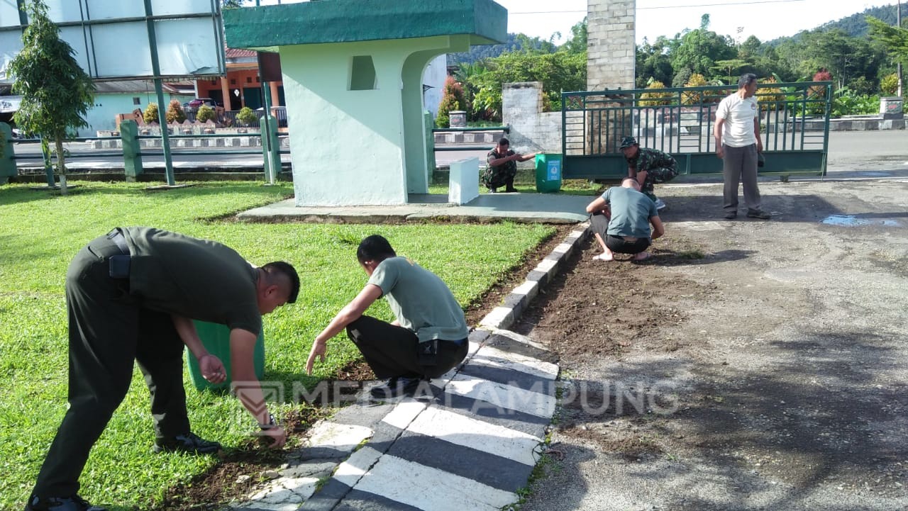 Anggota Kodim Lambar Bersih-bersih Pangkalan