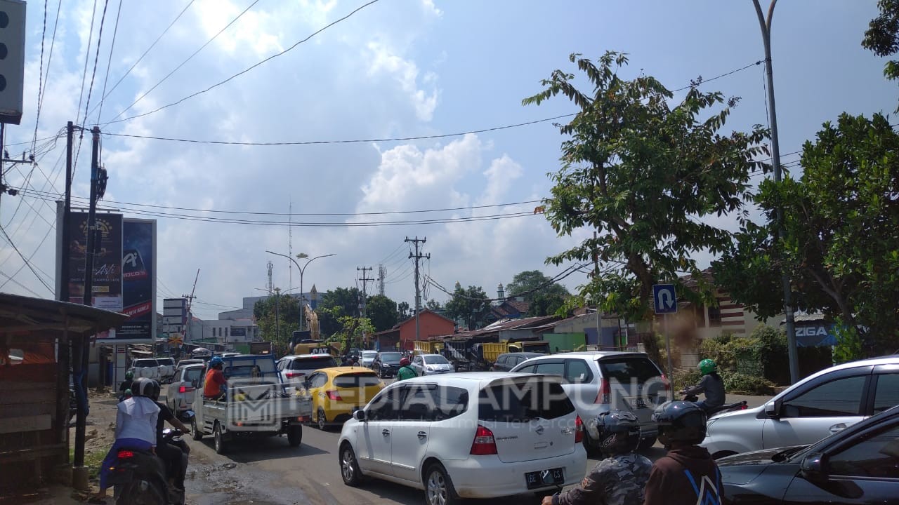 Penebangan Pohon Pemicu Kemacetan Panjang di Jl. Sultan Agung
