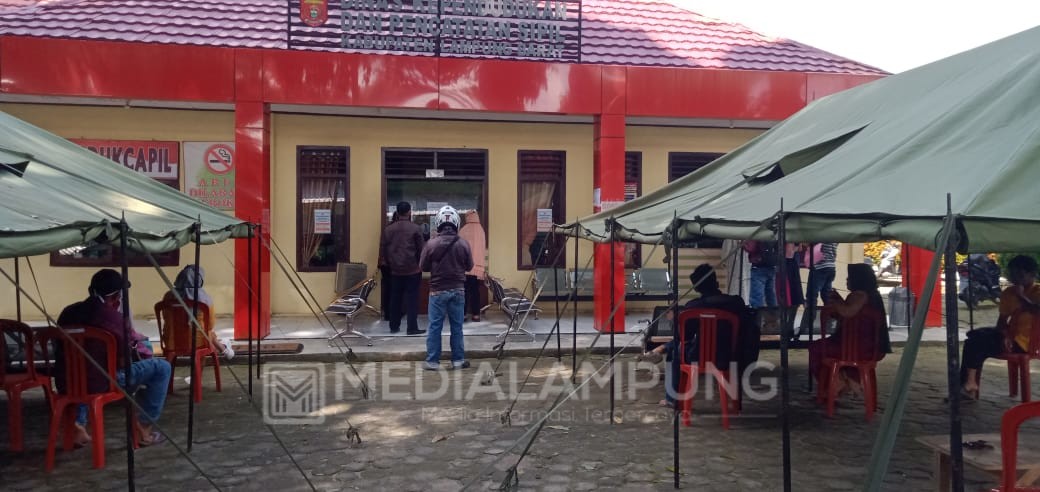 Pasca Buka Pelayanan Langsung, Kantor Disdukcapil Lambar Diserbu Warga