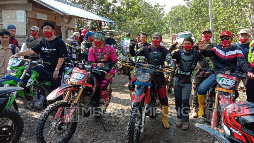 Kunjungi Pekon Terpencil, Pakcik Tunggangi Motor Trail