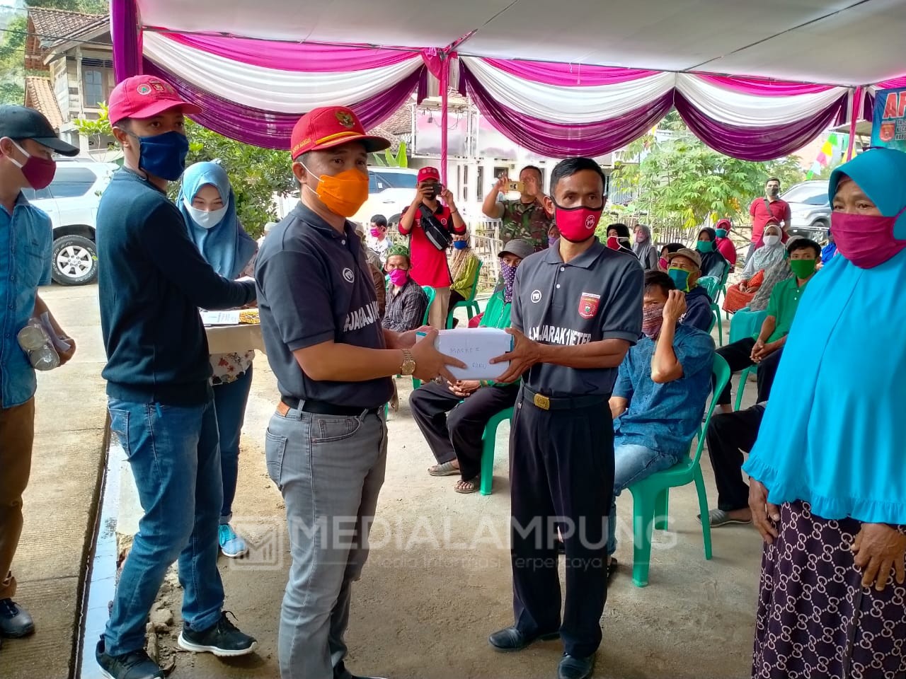 Pakcik Bagikan Sembako di Muarabaru dan Tribudi Makmur