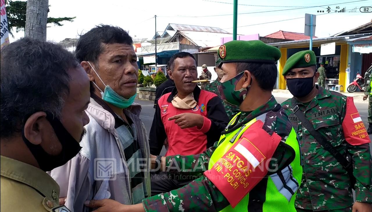 Pengaruh Alkohol, Pengemudi L300 Bersitegang dengan Petugas Gabungan