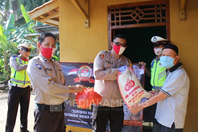 Jelang HUT Bhayangkara, Polres Waykanan Bagikan Paket Sembako 