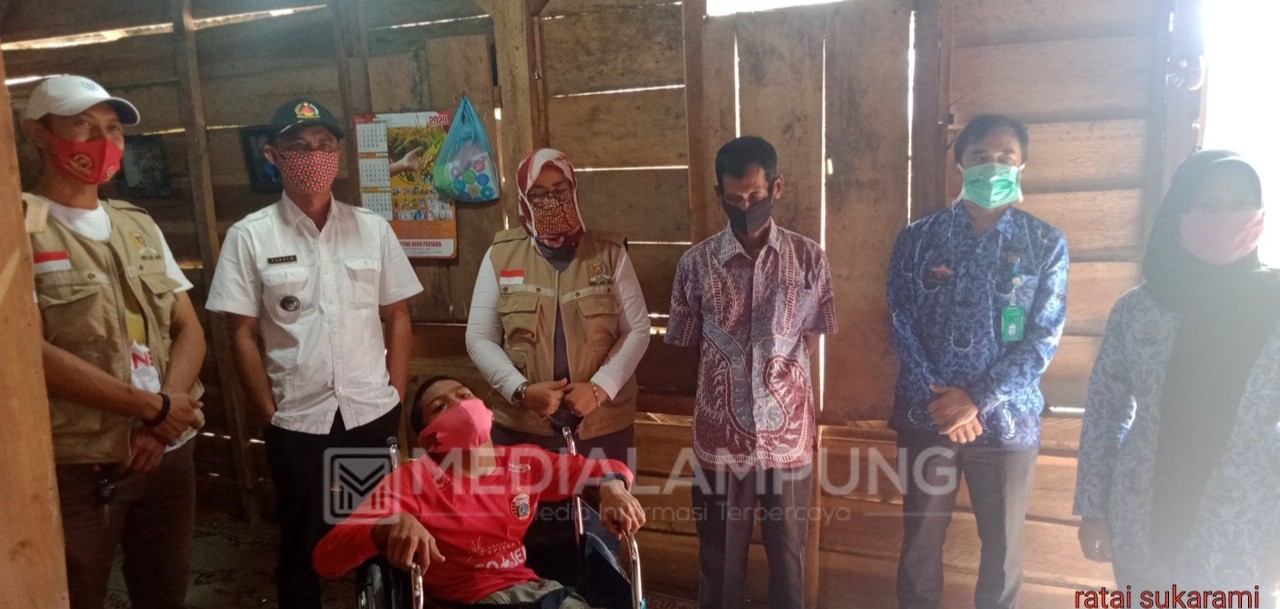 Menderita Lumpuh Sejak Lahir, Riyo Dapat Bantuan Kursi Roda 