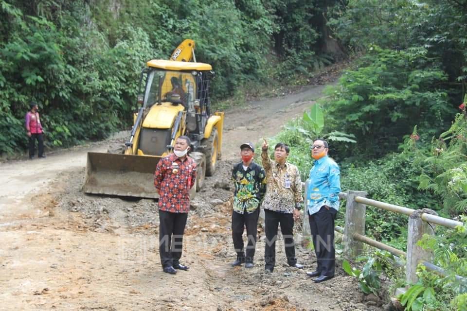 Mad Hasnurin Tinjau Penanganan Jembatan Way Robok