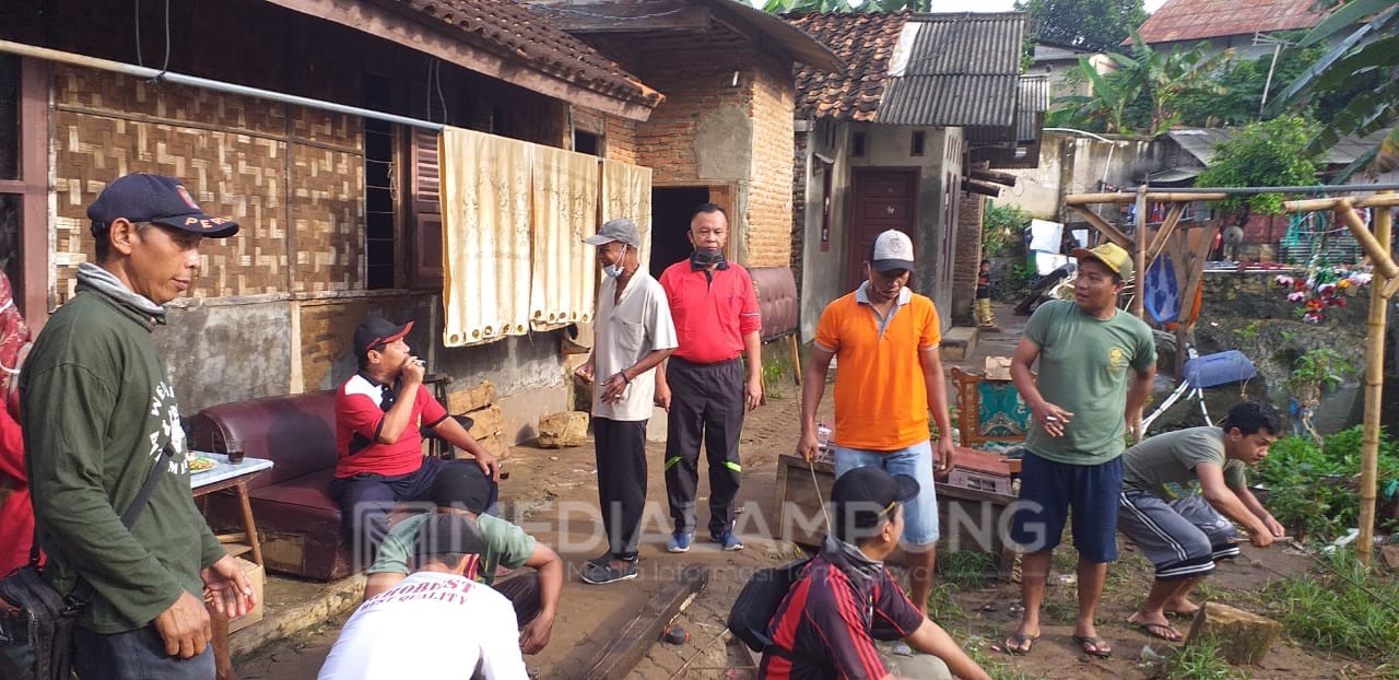 Pasca Banjir, Warga Surabaya Bersihkan Sungai dari Sampah