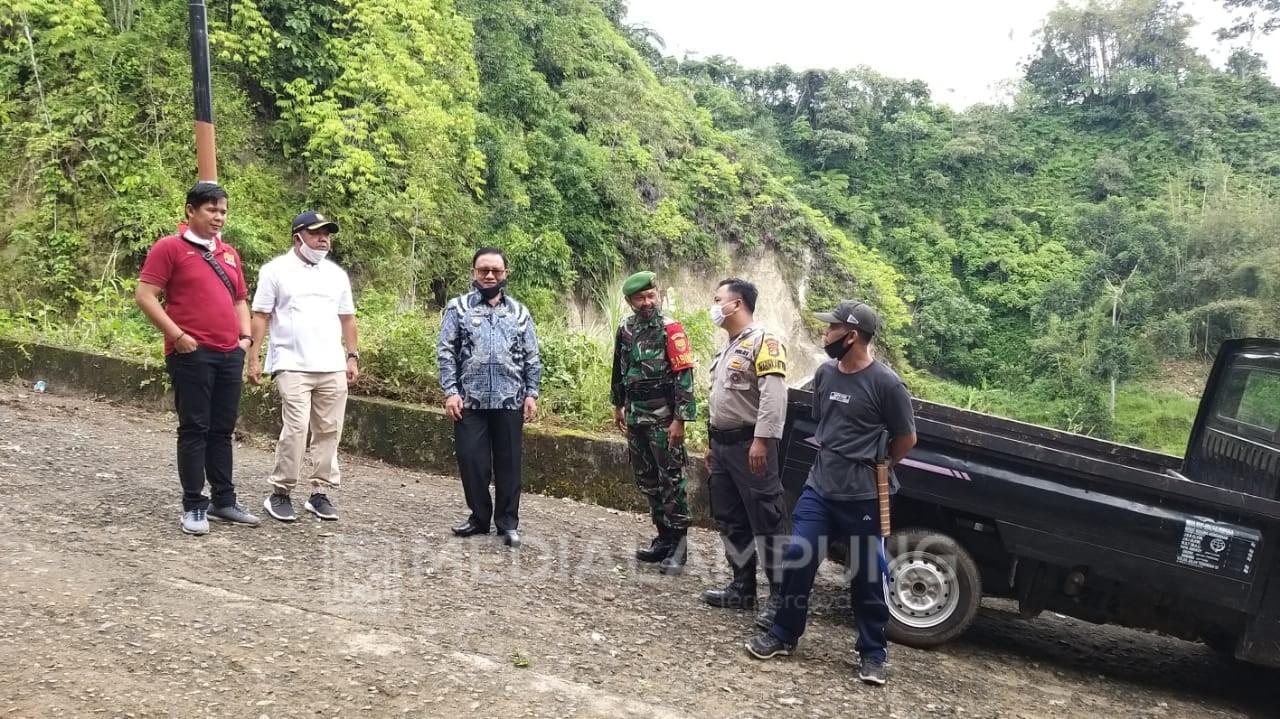 Warga dari Dua Kelurahan Gotong-royong di Way Robok