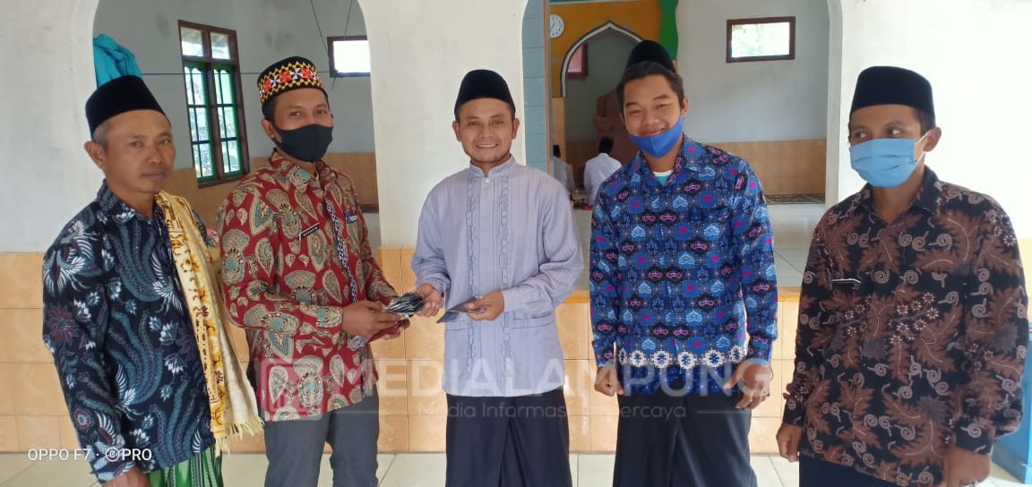 Pekon Batuapi Bagi Masker dan Sosialisasi New Normal Kepada Jamaah Shalat Jumat