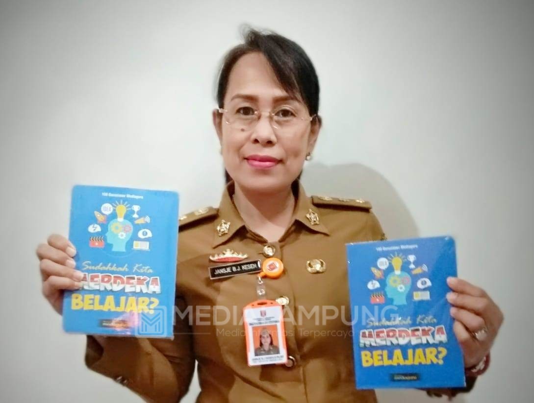 Kadisdikbud Lambar Apresiasi Guru SDN 3 Waymengaku Menjadi Pemenang Lomba Menulis di Blog 