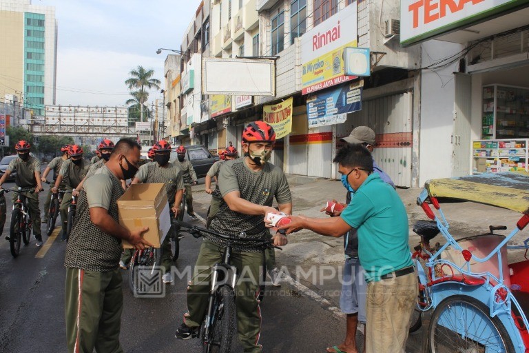 Kodim 0410/KBL Bersepeda Santai dan Bagikan Snack
