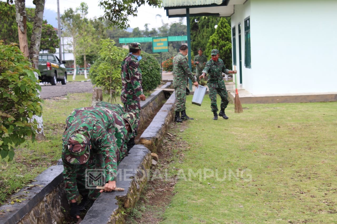 Ciptakan Lingkungan Bersih dan Nyaman, Kodim Lambar Rutin Bersihkan Lingkungan