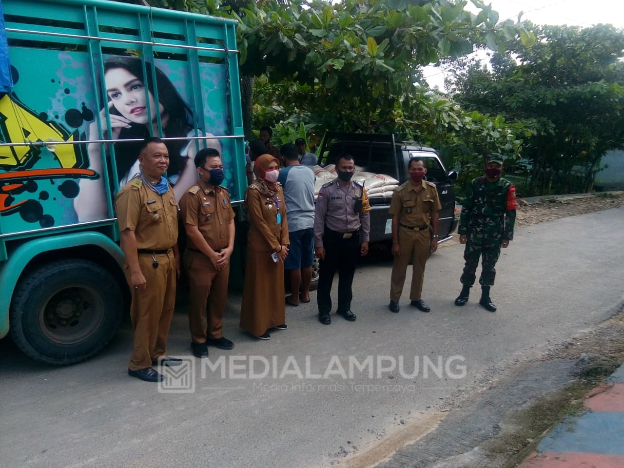 Camat Febriana Terima Penyerahan 6.638 Paket Beras Bantuan Pemkot