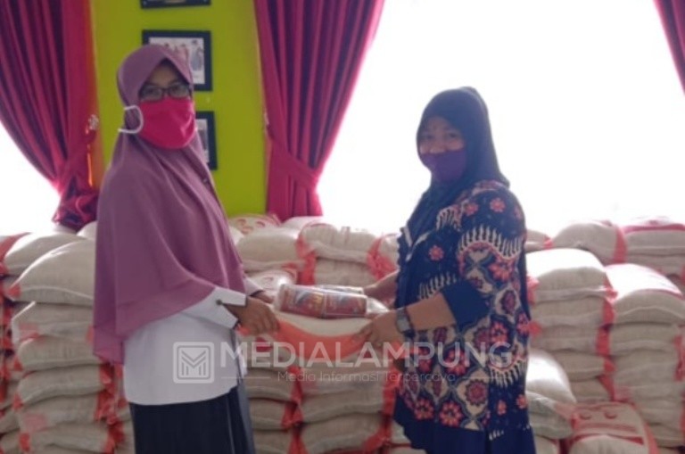 350 Paket Sembako Disalurkan untuk Guru Honorer Madrasah