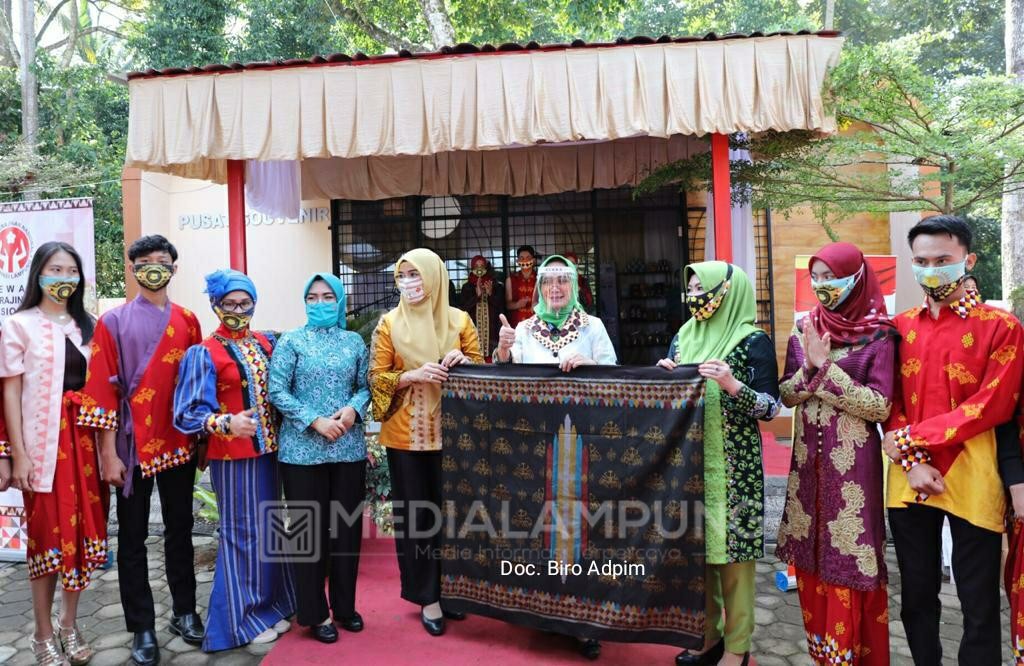 Ketua Dekranasda Lampung Launching Kain Sarung Pelangi Belahketupat