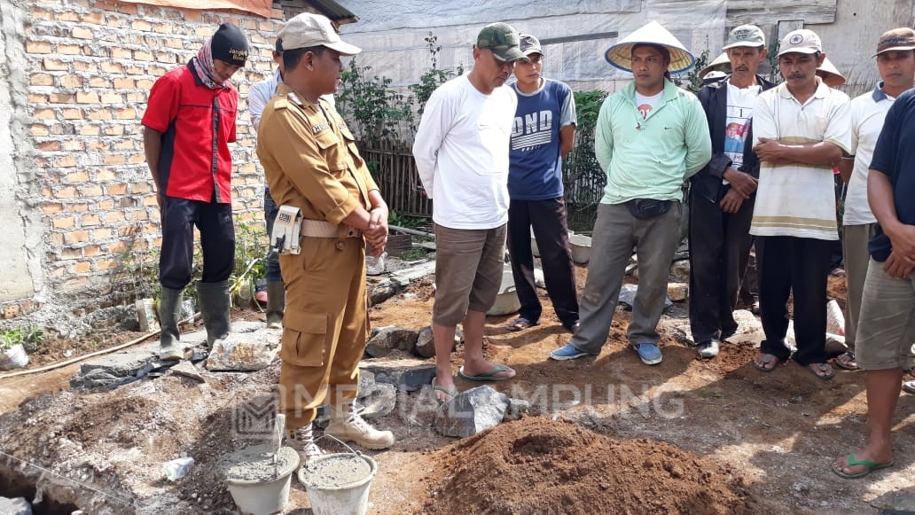 Camat Waytenong Lakukan Peletakan Batu Pertama Gedung TPA Pemangku Sidorejo